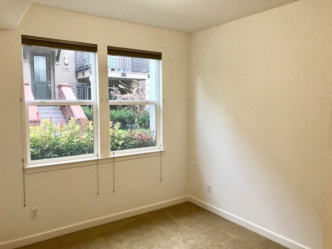 Building Photo - Meticulously Maintained 3 Bed 3 Bath Townh...