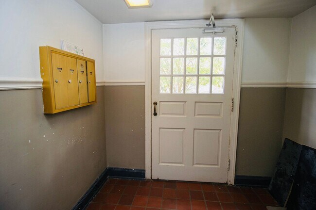 Building Photo - Bright & Modern Renovated 1-Bedroom Condo ...