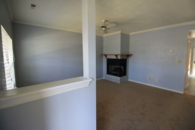 Building Photo - 2 Bedroom 2 Bath Townhome