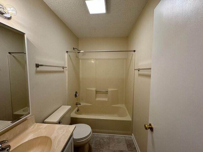 Building Photo - Beautiful home on quiet cul-de-sac