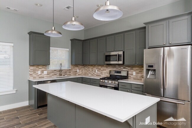 Building Photo - Pre-Leasing Modern Style Home Minutes from Campus and Downtown Fayetteville