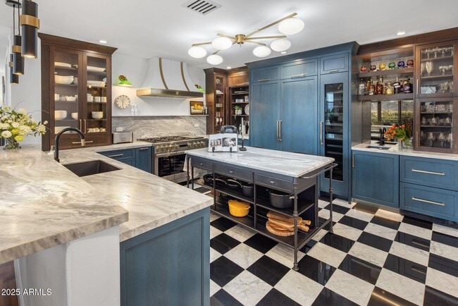 Building Photo - 2211 E Camelback Rd