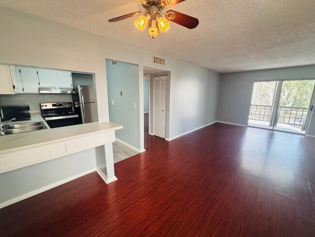 Building Photo - 1/1 Clean apartment