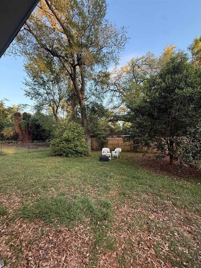 Building Photo - 629 Dart St