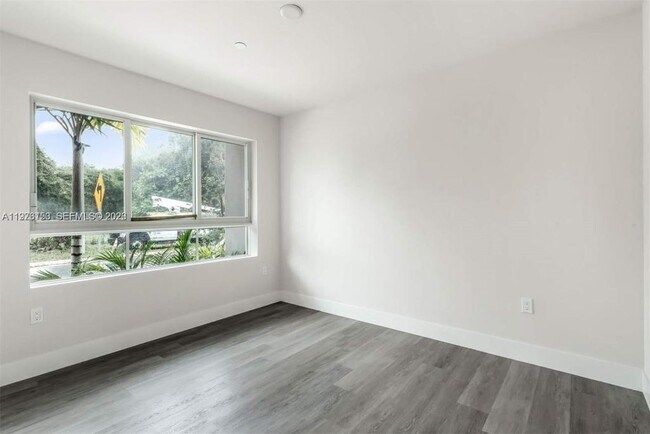 Building Photo - 2561 NE 193rd St