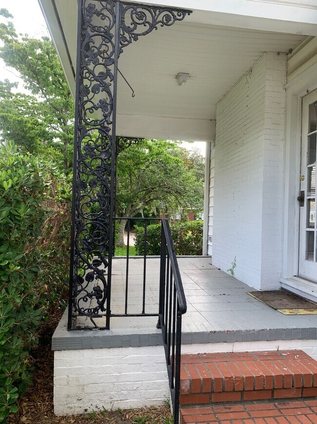Building Photo - Beautiful Historic 3 Bedroom 2 Bath House on Colonial Drive