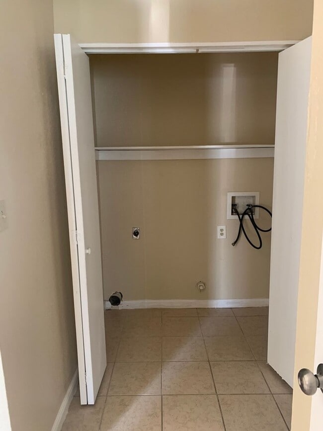 Building Photo - Newly refreshed spacious 2bedrooms,2 baths duplex in Eagle Lake, TX.