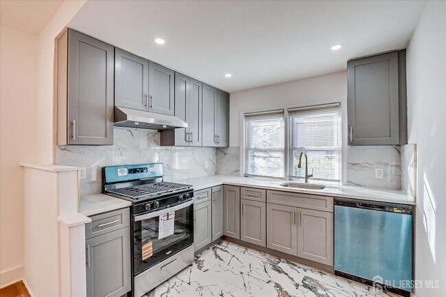 Building Photo - 385 Pierson Ave