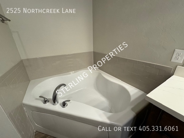Building Photo - 2525 Northcreek Ln