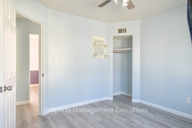 Building Photo - 2 Bedroom, 1 Bath Duplex Unit near Beach