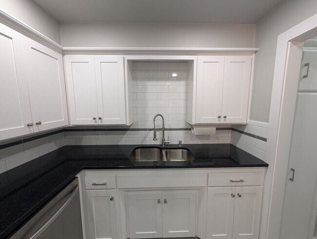 Building Photo - Remodeled luxury 1 bedroom, 1 bath house i...
