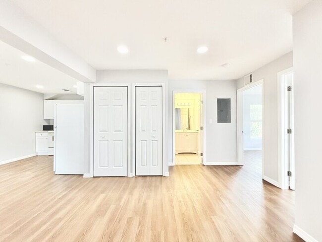 Building Photo - 425 F St