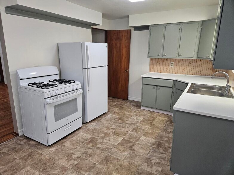 Kitchen - 125 29th St NE