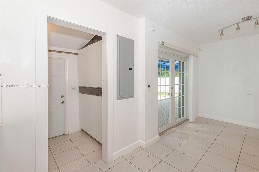 Building Photo - 2631 Alcazar Dr