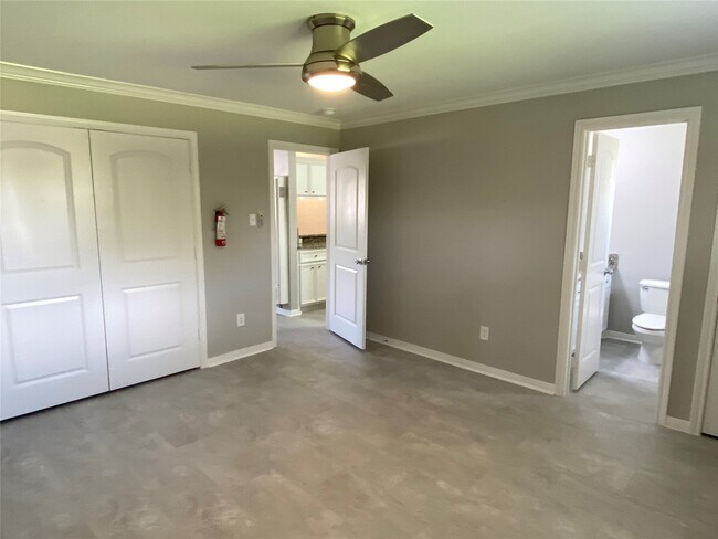 Building Photo - 211 W 17th St