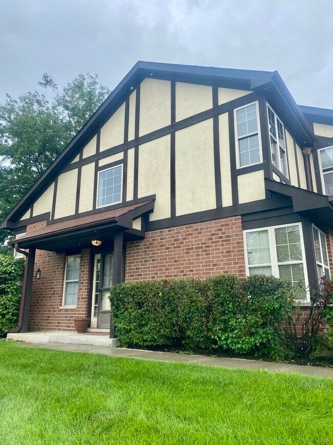 Building Photo - 214 Stoneybrook Ln