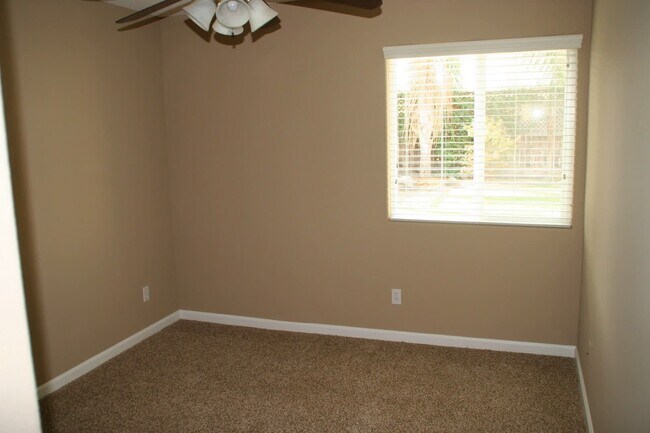Building Photo - Great home for rent in Visalia!