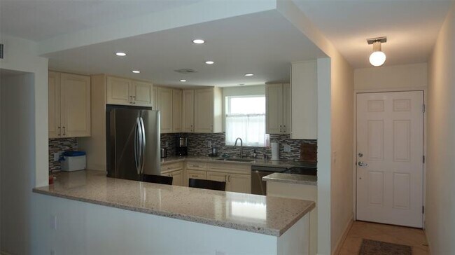 Building Photo - 1051 Hillsboro Mile