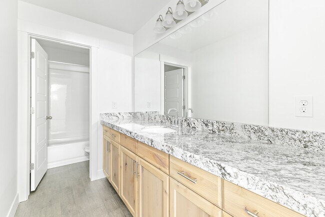 Building Photo - 4728 E Lake Corner Dr