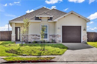 Building Photo - LARGE HOME! 3 BEDROOM!