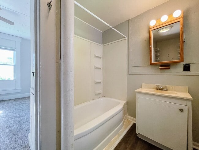 Building Photo - AVAILABLE NOW! Close to Campus