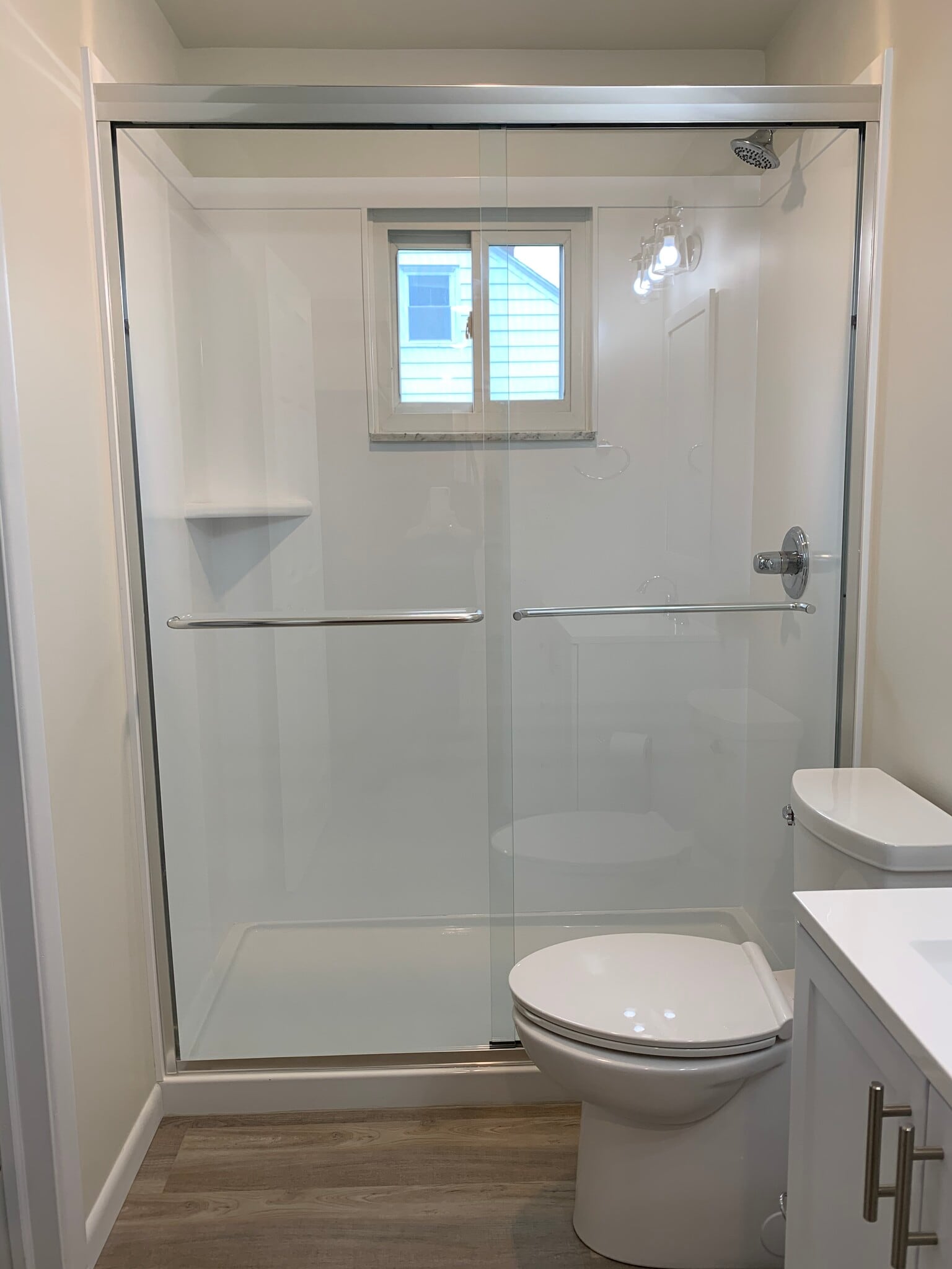 Walk in shower - 961 Fairlawn Ave
