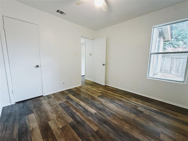 Building Photo - 9906 Hundred Oaks Cir
