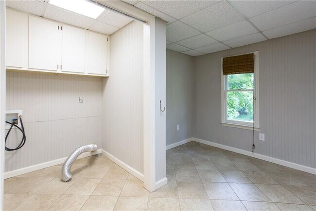 Building Photo - 1640 Belle Isle Cir NE