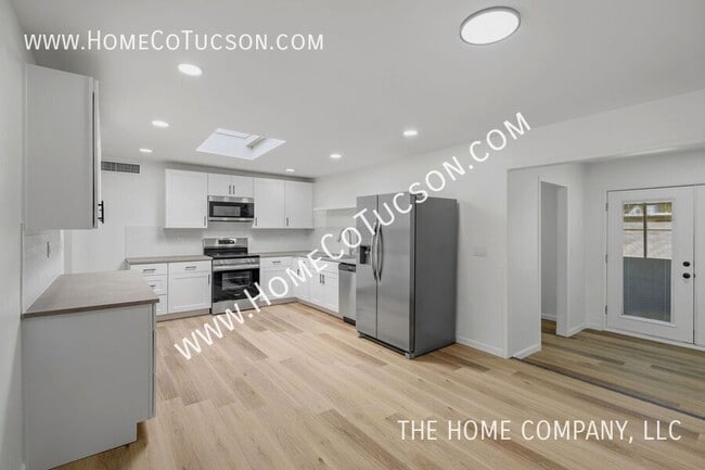 Building Photo - 7461 E Victoria Dr