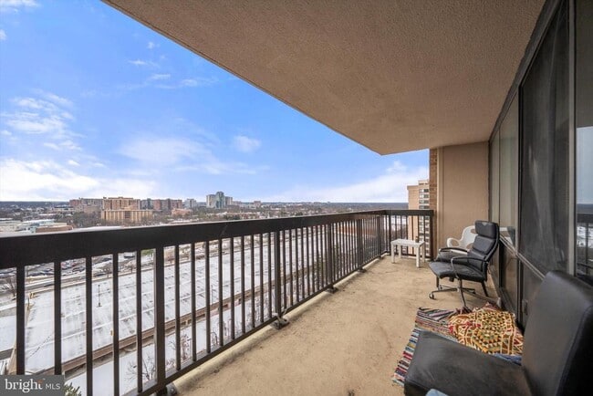 Building Photo - 3709 S George Mason Dr