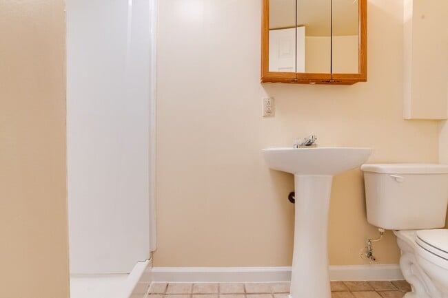 Building Photo - Charming End-Unit Townhome