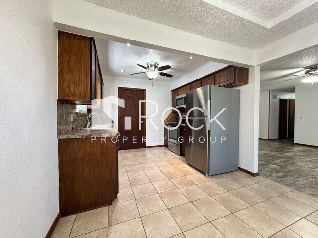 Building Photo - 3 Bedroom, 2 bath, 2 car garage home avail...