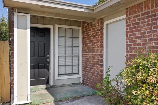 Building Photo - 1704 Rawhide Loop