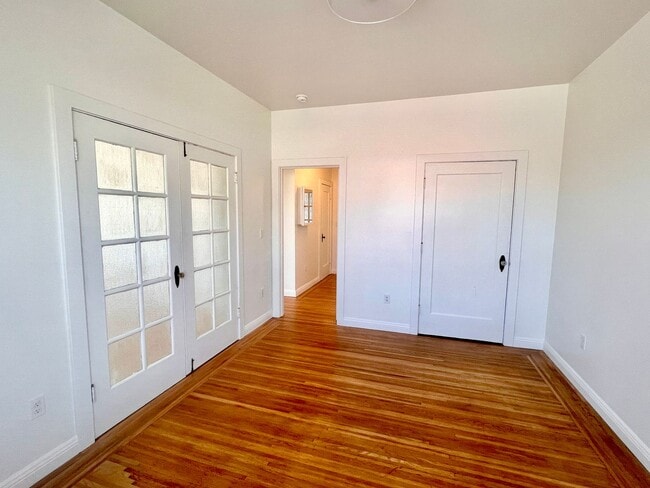 Building Photo - Fully Renovated Bright Corner Apartment wi...