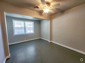 Building Photo - 3 Bedroom 2 Bath brick home in Shawnee