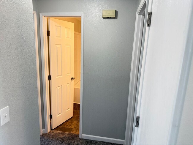 Building Photo - Updated 2 bedroom 1 bathroom dulpex in Springfield!