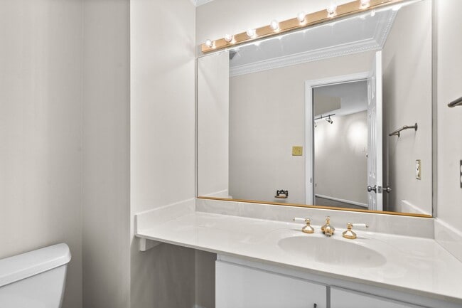 Building Photo - 3 Bed 2 Full Bath/2 Half Bath - Rockville Townhouse - Move In Ready