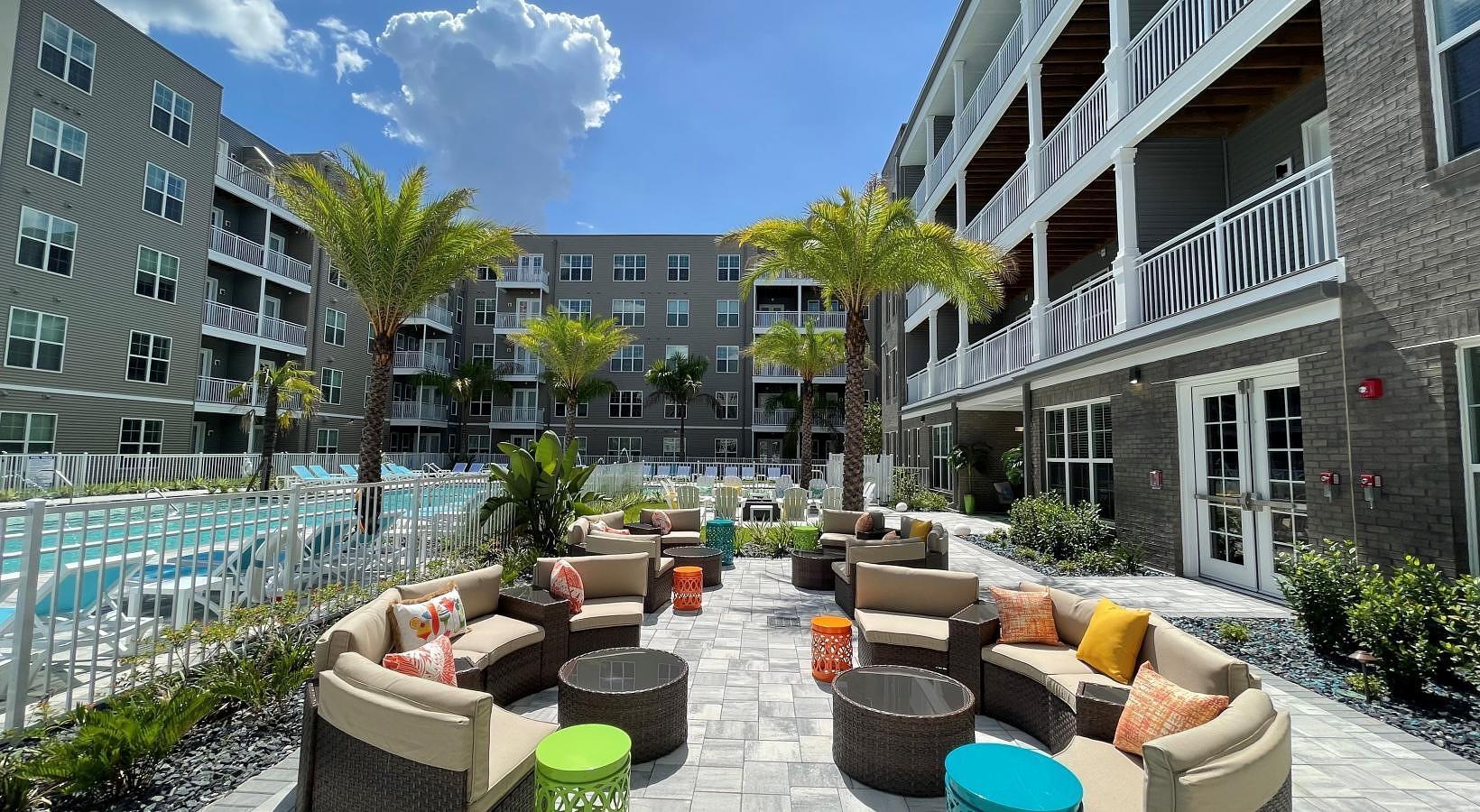 Building Photo - 5885 Lakehurst Dr