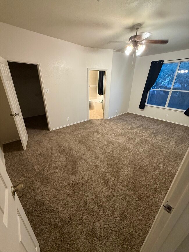 Building Photo - 536 Foxford Run Dr