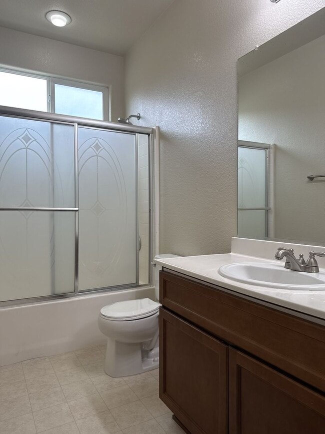 Building Photo - Pleasing 5/2 near college and UC