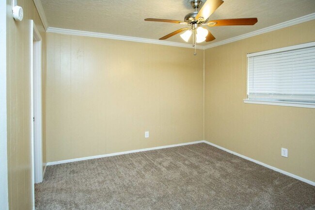 Building Photo - 1402 Holleman Dr