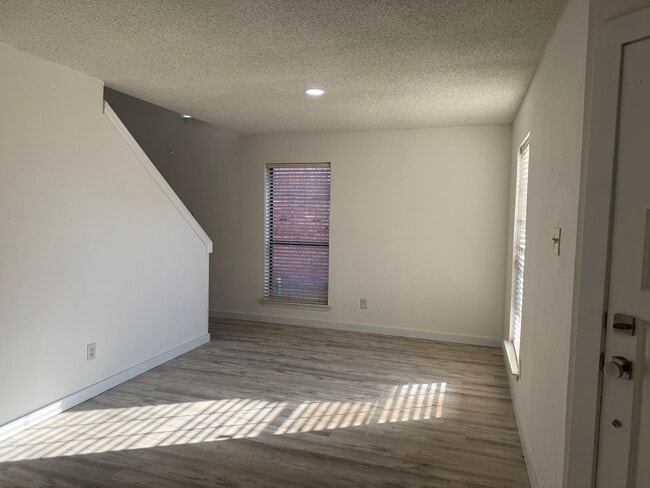 Building Photo - 3865 Suffolk Ln