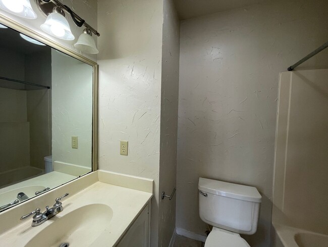Building Photo - 2 Bedroom Townhouse Near Southdowns & the ...
