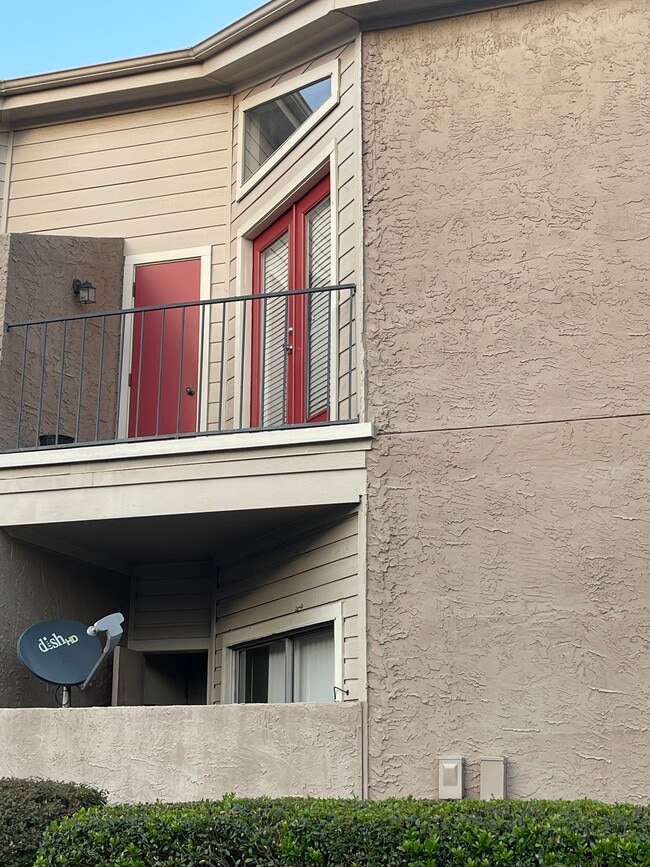Building Photo - 10855 Meadowglen Ln