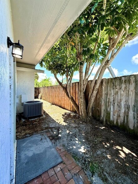 Building Photo - 1455 NE Silver Maple Way