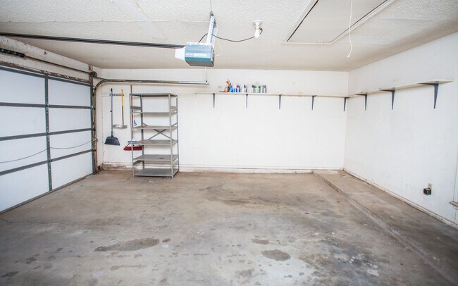 Building Photo - Available June 15th: Spacious 3 Bed, 2 Bath Ready for You!