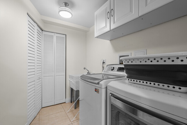 Building Photo - 409 Mallard Dr