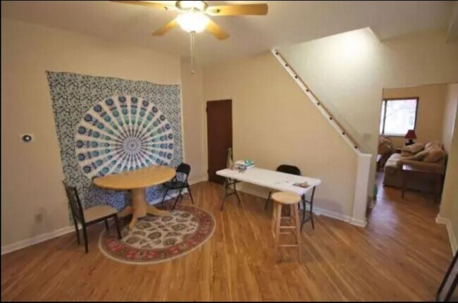 Building Photo - 2206 Sarah St