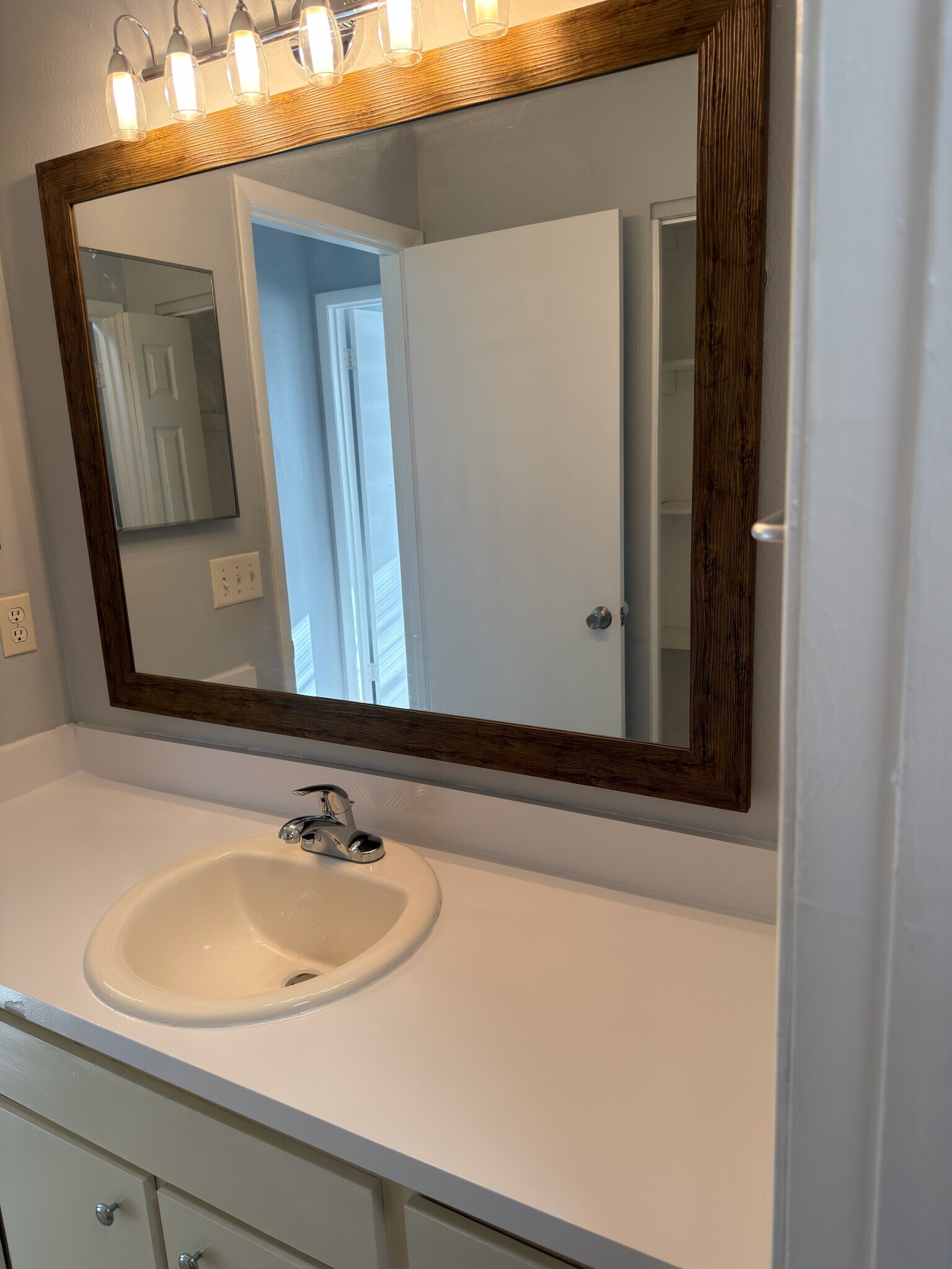 Building Photo - 144 Douglas Rd W