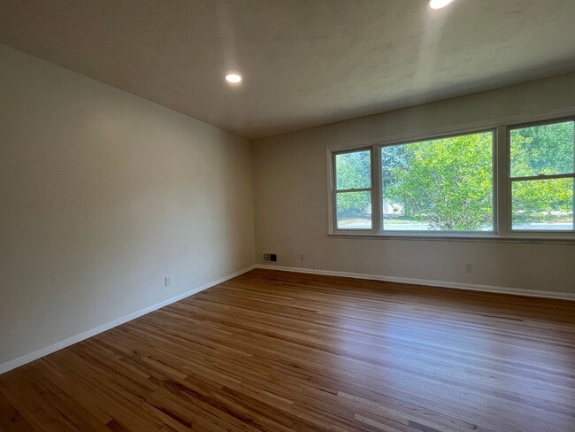 Building Photo - Updated 3 BR/2 BA home in a great Eagan ne...